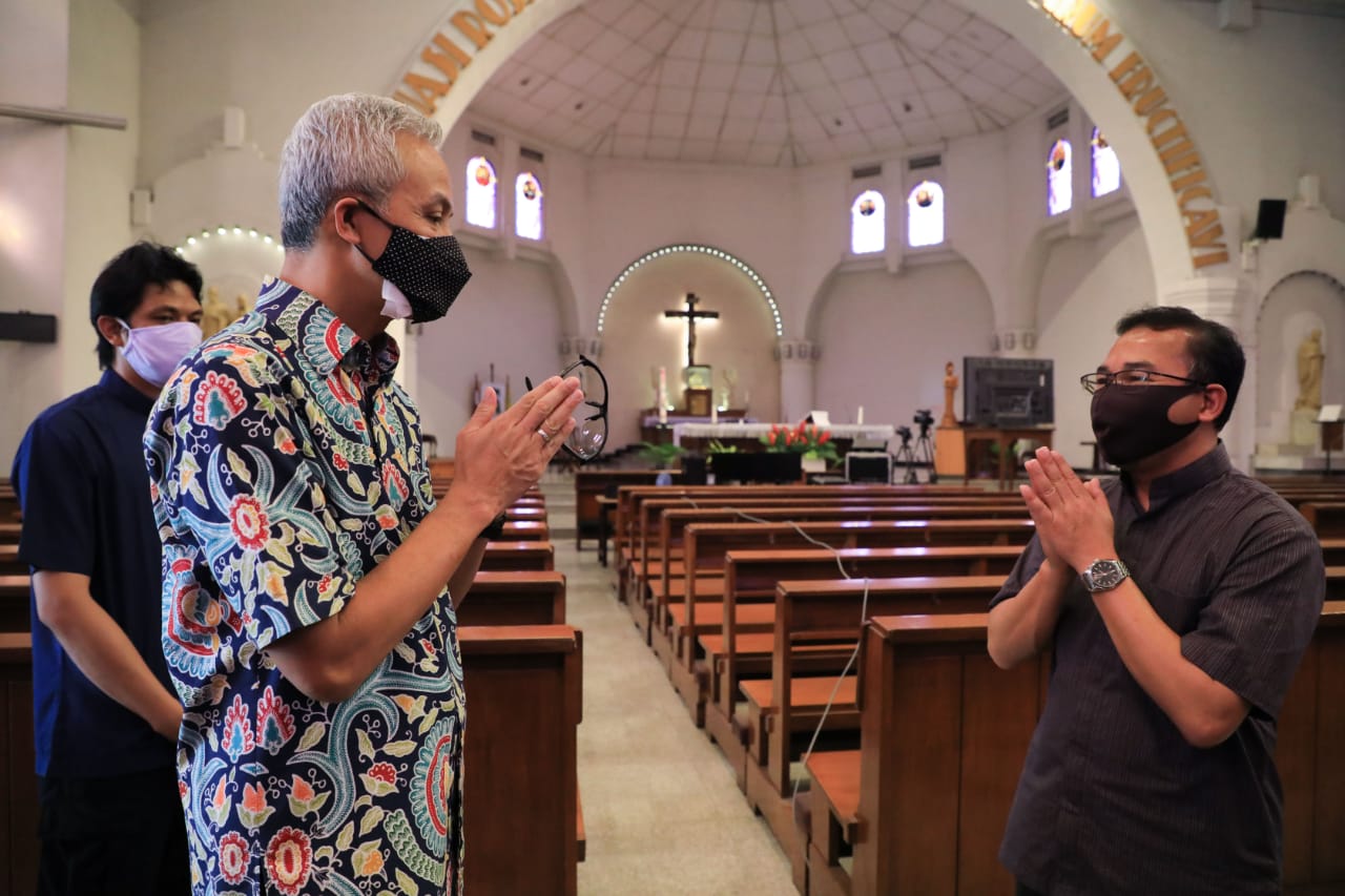 Gubernur Jawa Tengah Ganjar Pranowo ketika mengunjungi gereja katedral untuk memastikan kesiapan menghadapi New Normal. (Foto: ist/Ngopibareng.id)