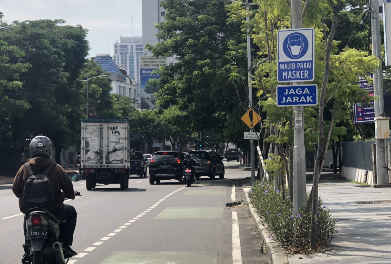 Rambu imbauan untuk memakai masker dipasang di Jalan Raya Gubeng, Surabaya. (Foto: Andhi Dwi/Ngopibareng.id)