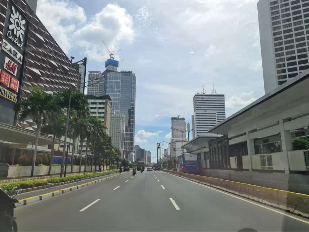 Jalan Sudirman, Jakarta Selatan tampak lenggang, pada Kamis 28 Mei 2020. (Foto: Asmanu Sudharso/Ngopibareng.id)