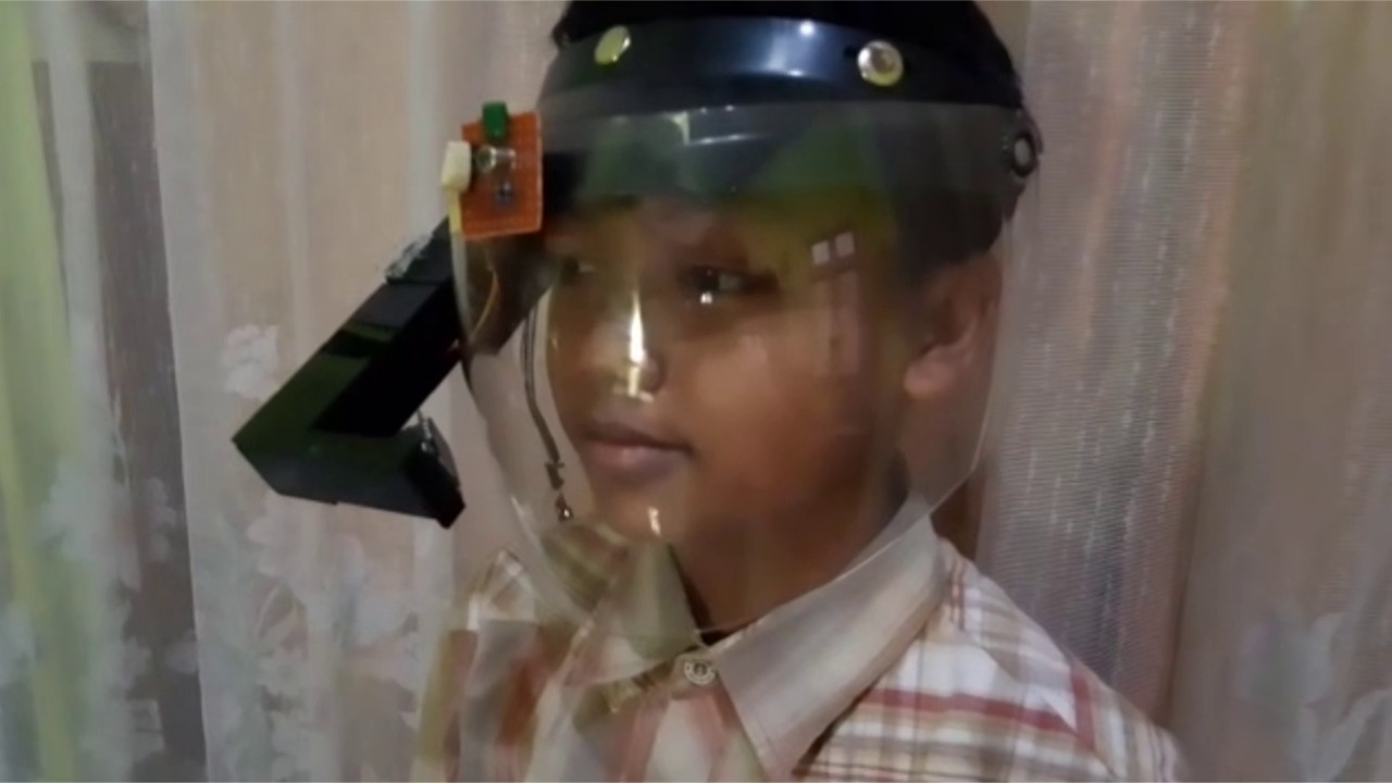 Contoh penggunaaan face shield. (Foto: M. Iodine Hanifan/Ngopibareng.id)