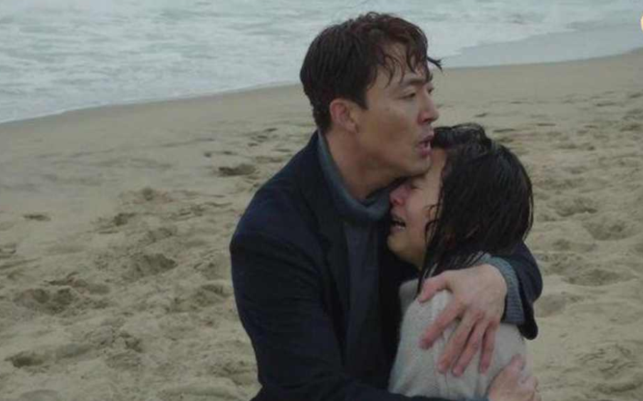 Salah satu adegan drama Korea (drakor) The World of the Married, dokter Kim menyelamatkan nyawa Ji Sun-woo. (Foto: JTBC)