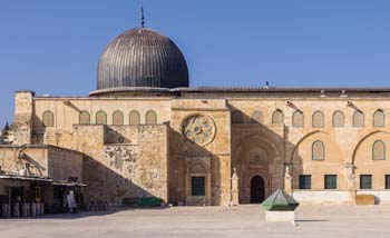 Masjid Al-Aqsa di Yerussalem, Palestina, Minggu kembali dibuka. (Foto:Reuters)