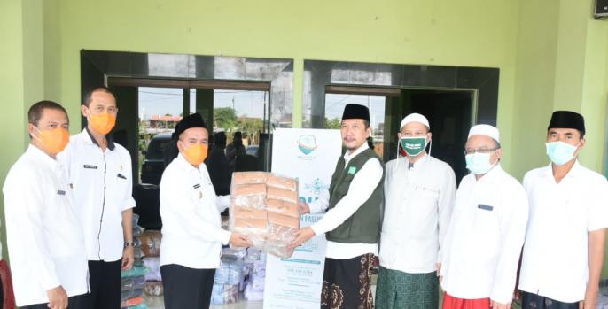 Wabup Pasuruan menyerahkan bantuan masker kepada OPD dan seluruh kecamatan untuk didistribusikan ke seluruh warganya. (Foto: Dok Humas)