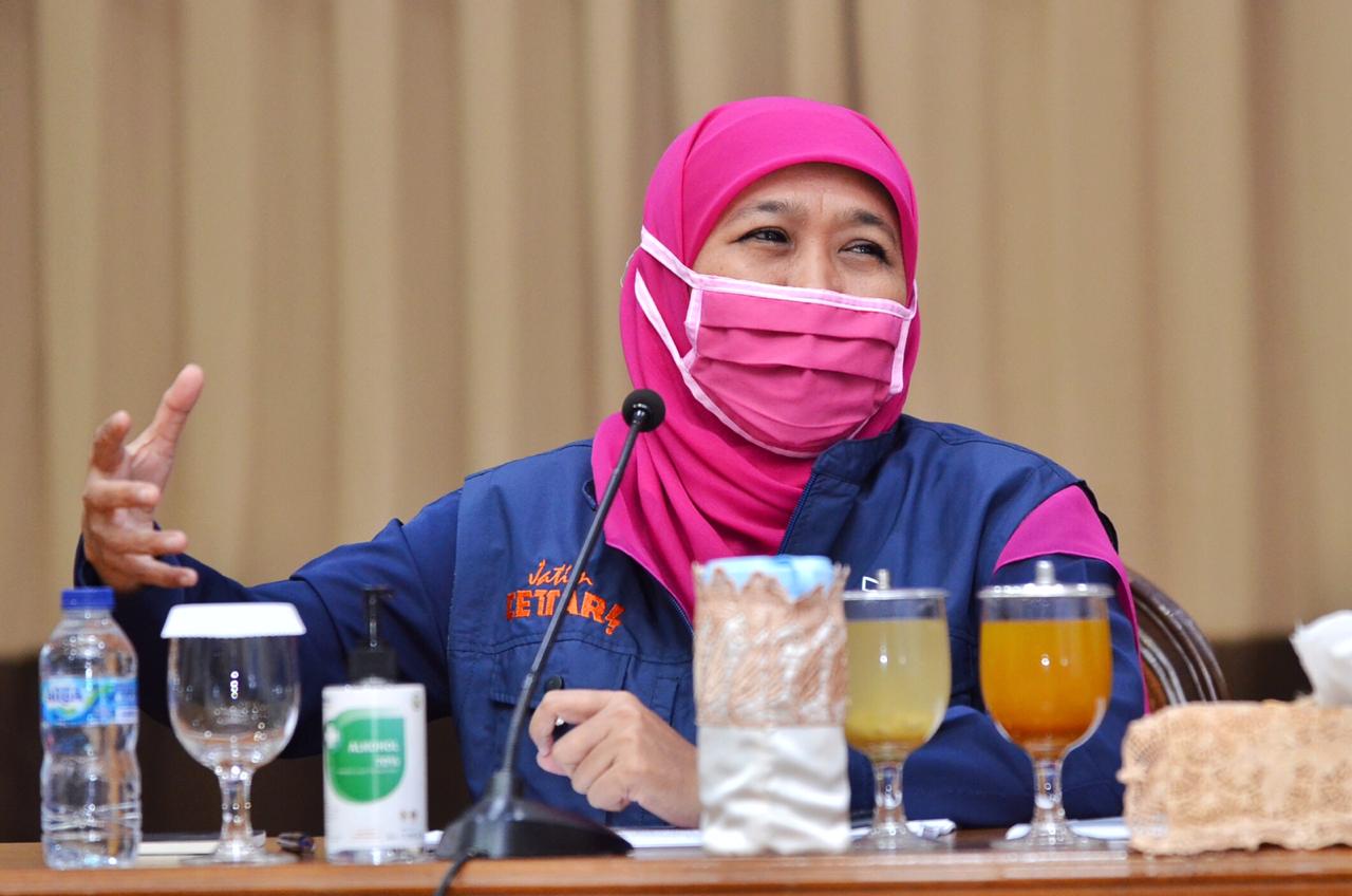 Gubernur Jawa Timur Khofifah Indar Parawansa, saat melakukan konferensi pers di Gedung Negara Grahadi. (Foto: Alief Sambogo/Ngopibareng.id)