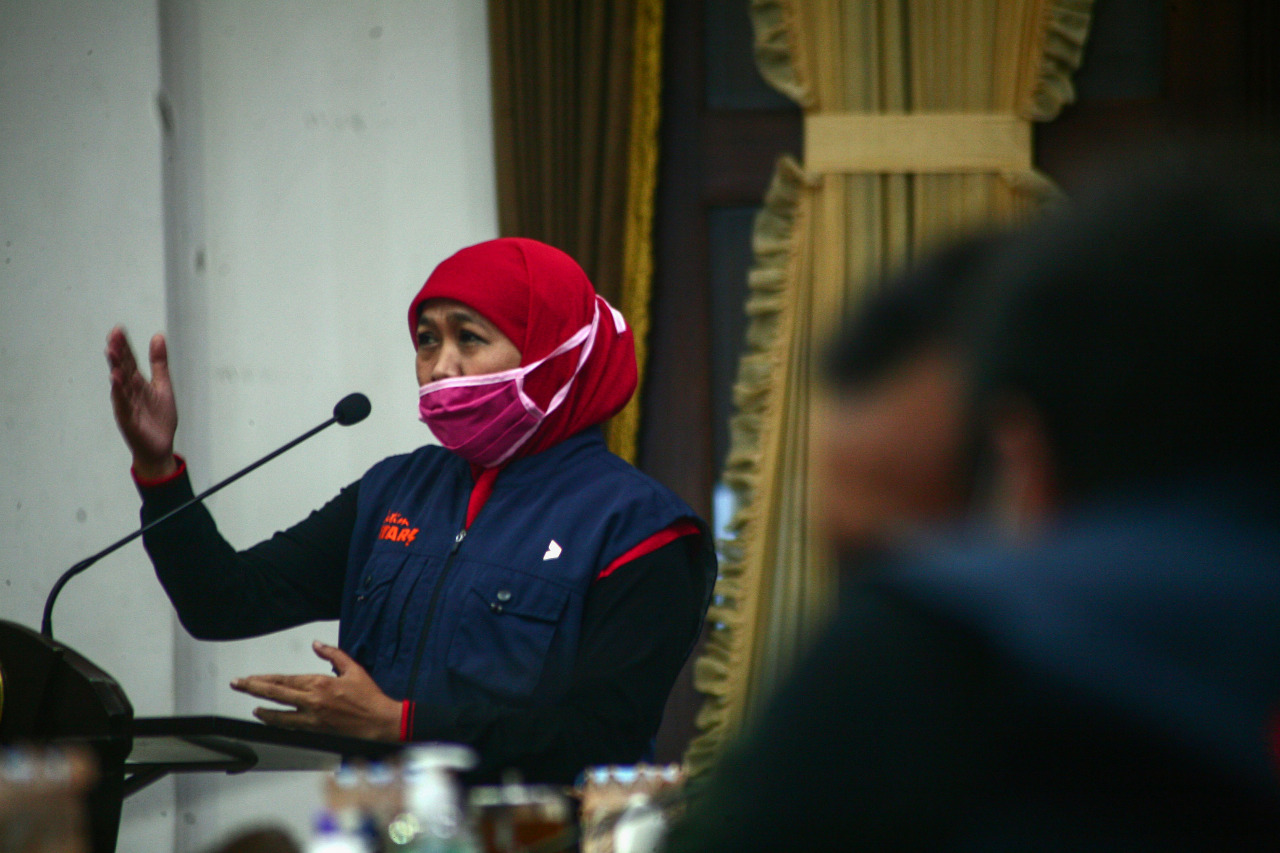 Gubernur Jawa Timur Khofifah Indar Parawansa, saat melakukan konferensi pers di Gedung Negara Grahadi. (Foto: Alief Sambogo/Ngopibareng.id)