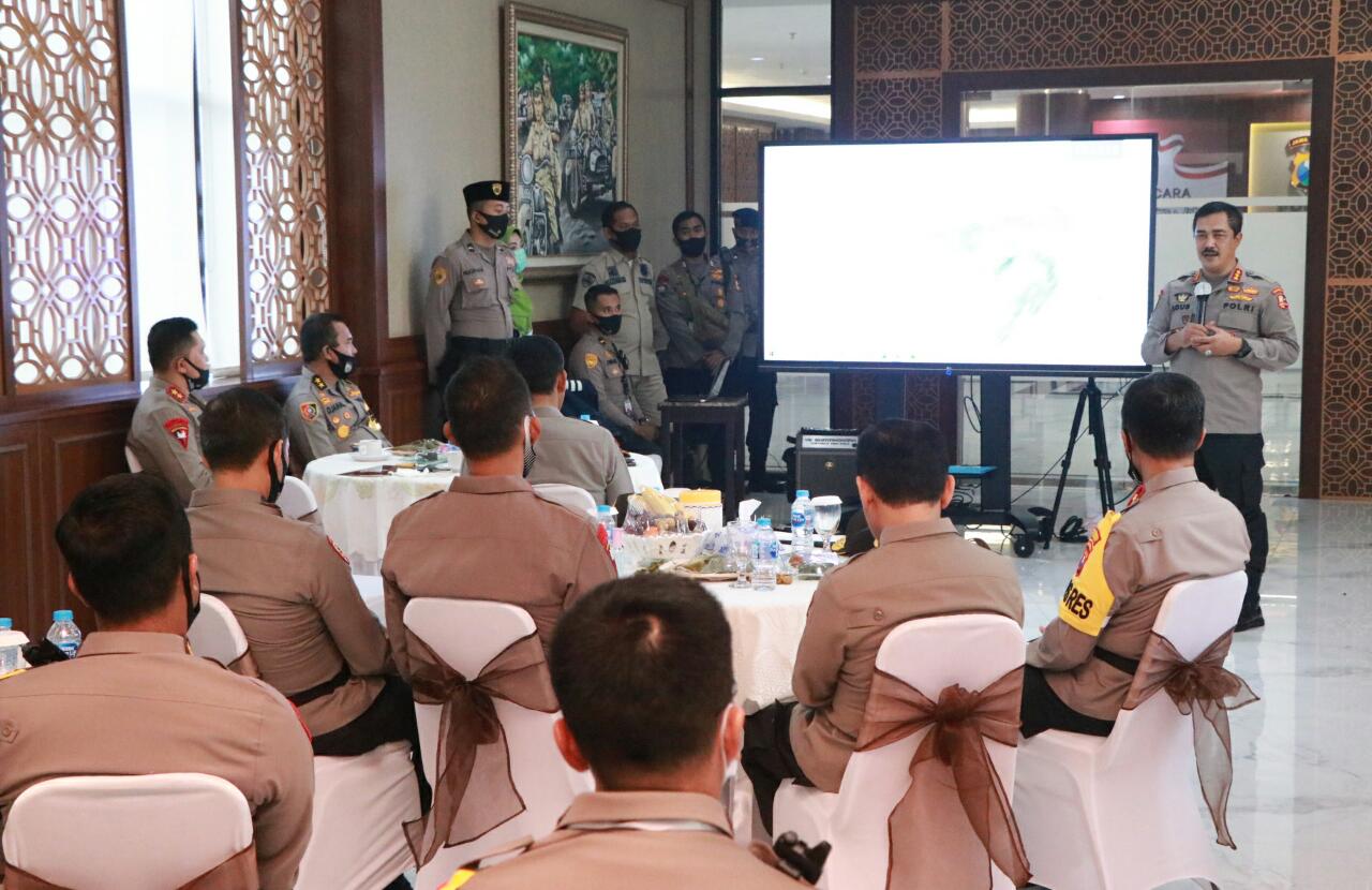 Kabaharkam Mabes Polri, Komjen Pol Agus Andrianto (kanan) saat melakukan supervisi di Mapolda Jatim, Surabaya, Jumat 29 Mei 2020.  (Foto: Humas Polda Jatim)