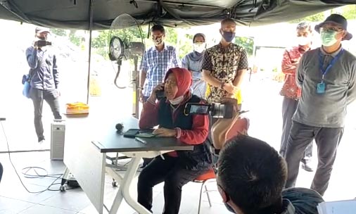 Walikota Surabaya Tri Rismaharini saat menelpon seseorang menanyakan bantuan dua mobil dari BNPB. (Foto: Istimewa)