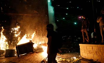 Kantor polisi Minneapolis dibakar pengunjuk rasa Kamis malam atas kematian George Floyd. (Foto:AlJazeera/AP)