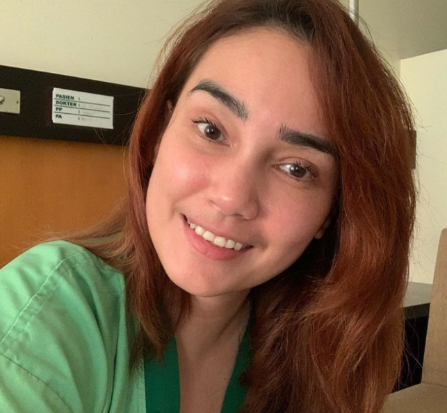 Artis Feby Febiola mengenakan baju rumah sakit jelang operasi kista ovarium. (Foto: Instagram @febyfebiola_)