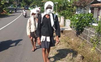 Empat orang Suku Badui berjalan kaki 40 kilometer menuju Rangkasbitung hari ini, Sabtu, untuk merayakan Seba. (Foto:Antara)