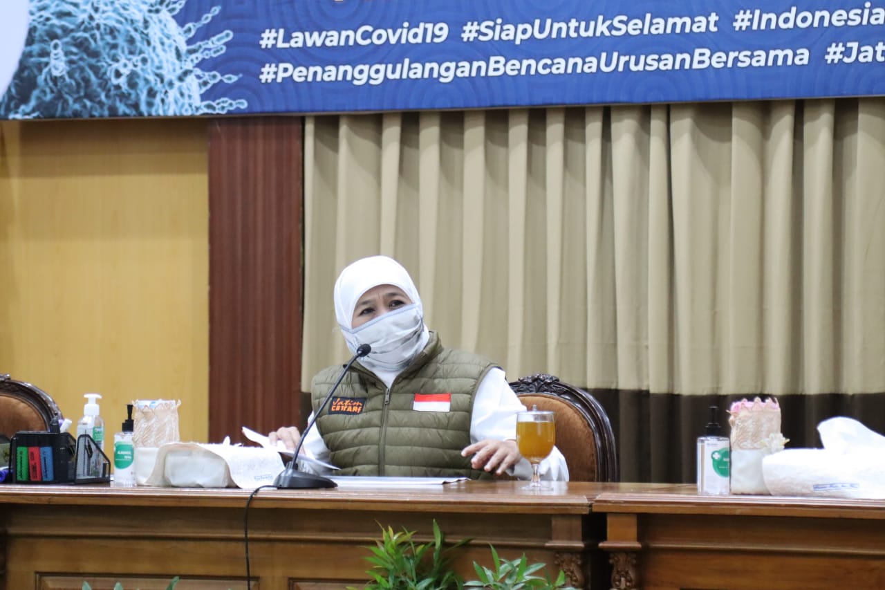 Gubernur Jawa Timur Khofifah Indar Parawansa, saat melakukan konferensi pers di Gedung Negara Grahadi. (Foto: Alief/ngopibareng.id)