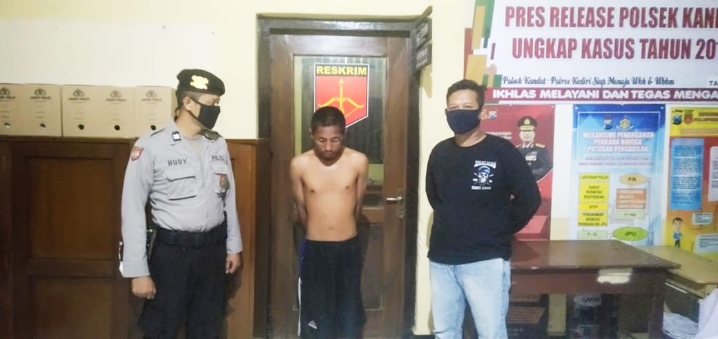 Pelaku percobaan pencurian saat diamankan di Mapolsek Kandat. (Foto: Istimewa) 