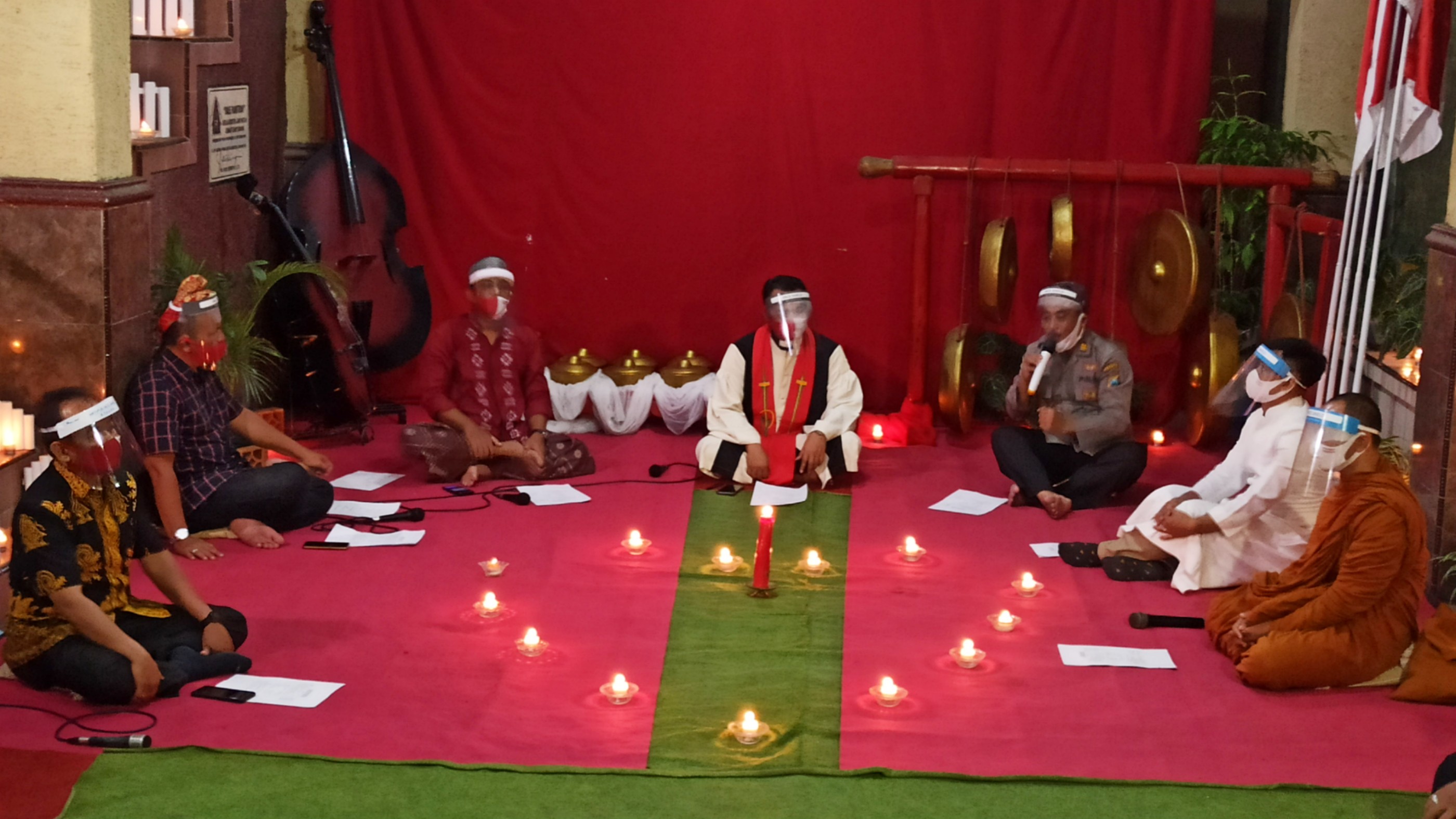 Tokoh lintas agama dalam kegiatan doa bagi bangsa yang digelar di Gereja Kristen Jawi Wetan Banyuwangi (foto: Hujaini/ngopibareng.id)