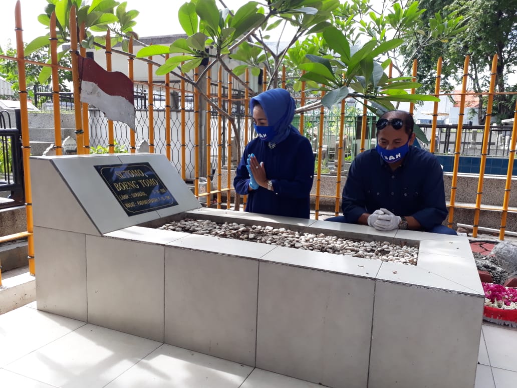 Siti Anggraeni Hapsari, saat melakukan ziarah di makam Bung Tomo. (Foto: Alief Sambogo/Ngopibareng.id)