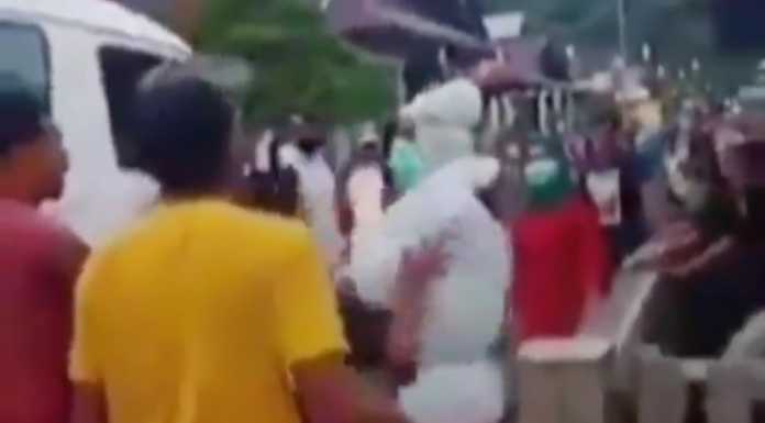 Warga ramai-ramai mengusir petugas medis yang memakai APD bersama ambulans. (Foto: tangkapan layar video instagram) 