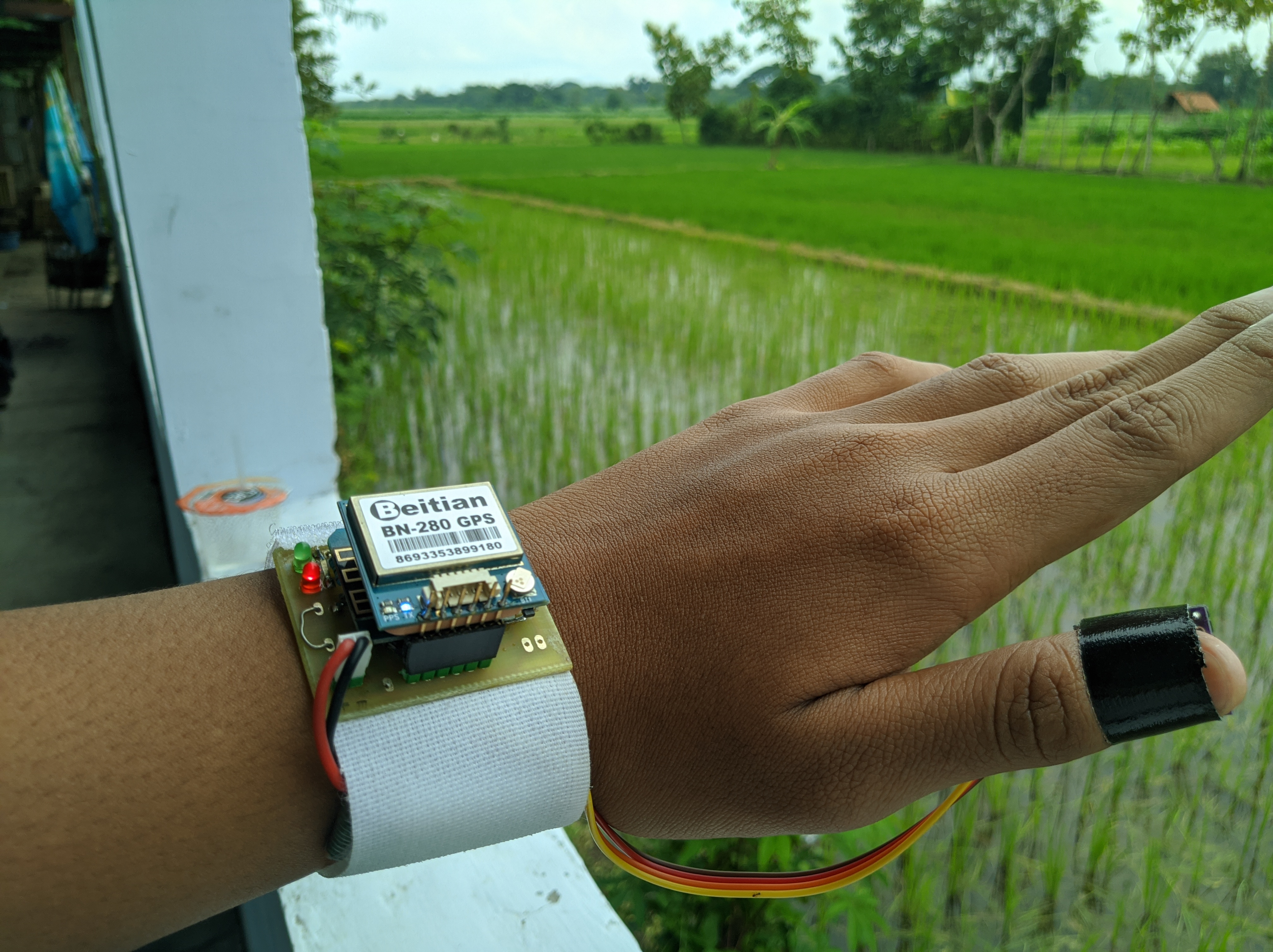 Gelang Covid-19 Monitoring Assitance karya mahasiswa PENS (Foto: Heri Nur Alim/Ngopibareng.id)