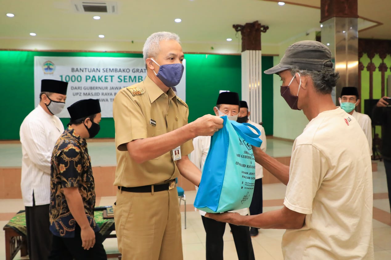 Gubernur Jawa Tengah Ganjar Pranowo saat memberikan bantuan terdampak Covid-19. (Foto: Ilustrasi/Ngopibareng.id)