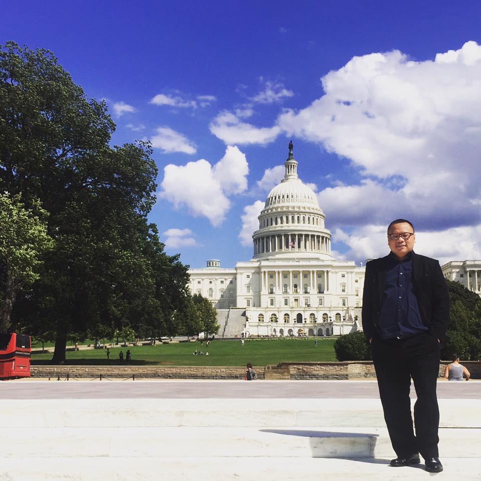 Tofan Mahdi, praktisi komunikasi - mantan Wakil Pemimpin Redaksi Jawa Pos dan mantan Pemimpin Redaksi SBO TV Surabaya. Foto penulis berlatar belakang Capitol Hill (Gedung Parlemen AS).(Foto: Dok. Pribadi)