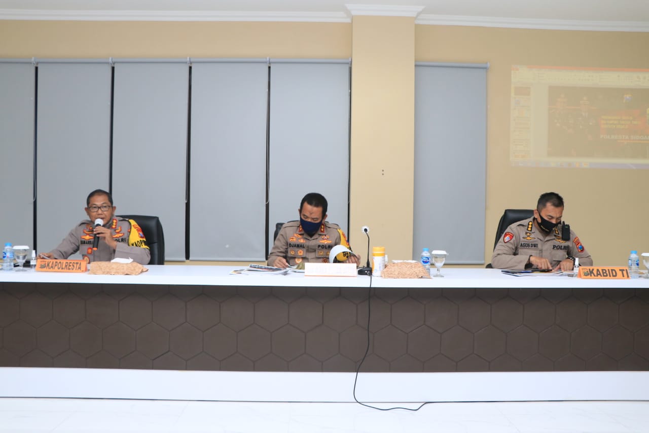 Kapolresta Sidoarjo, Kombes Pol Sumardji ketika mengikuti rapat koordinasi dengan Wakapolda Jatim, Brigjen Pol Djamaludin di Mapolrestas Sidoarjo. (Foto: Istimewa)