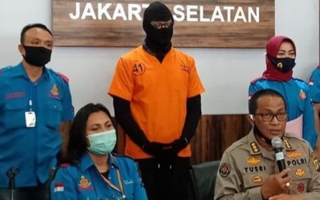 Aktor Dwi Sasono saat dihadirkan dalam konferesi pers di Polres Jakarta Selatan, Senin 1 Juni 2020. (Foto: Dok. Polres Jakarta Selatan)