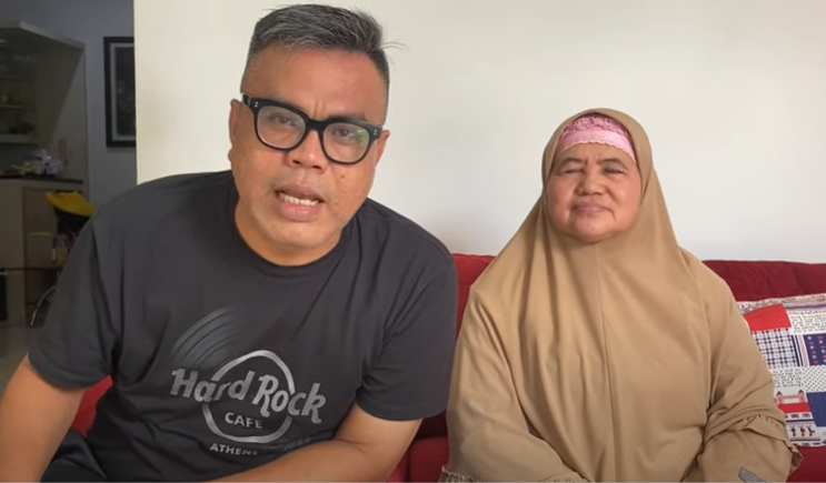 Mamah Dedeh cerita kabar kematiannya yang sempat mendunia di kanal YouTube Abdel Achrian. (Foto: YouTube)