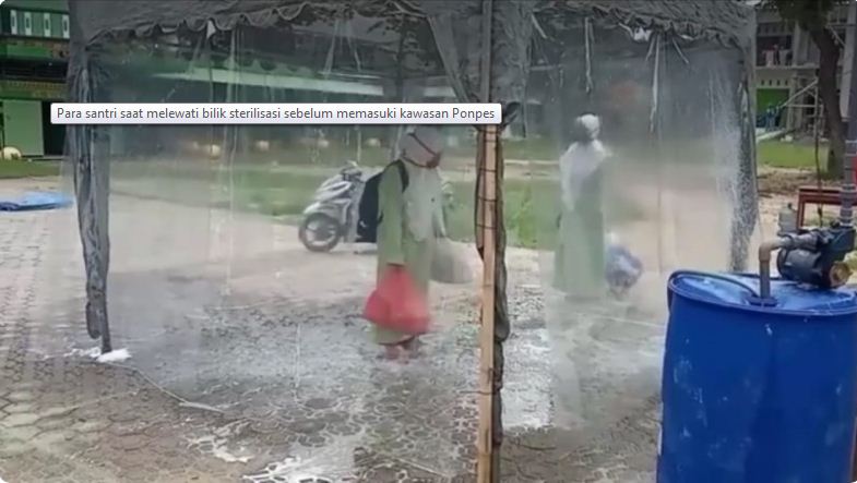 Santri Pondok Pesantren Sunan Drajat Lamongan menjalani disinfektasi sebelum masuk pondok. (istimewa)