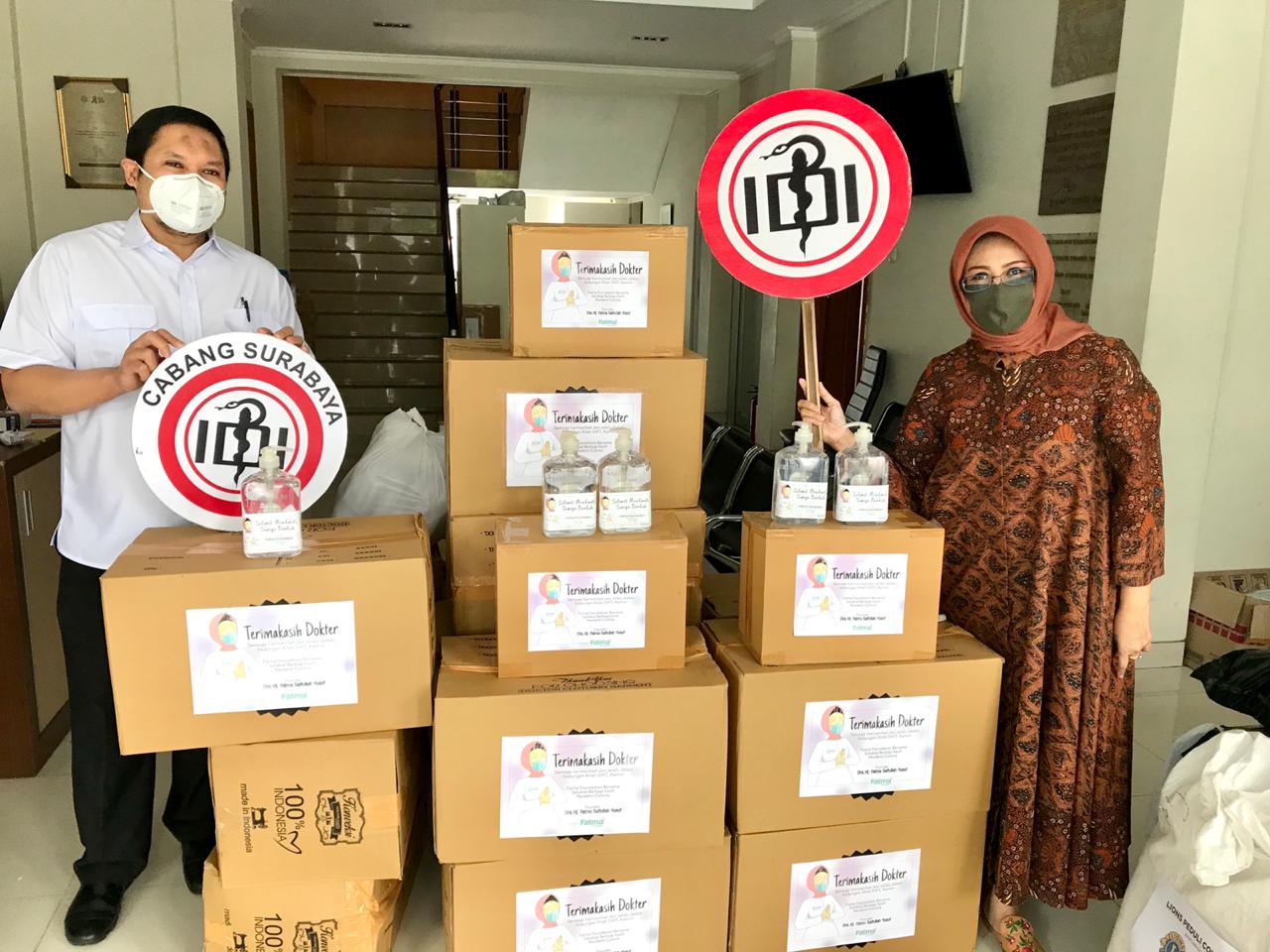 Founder Fatma Foundation, Fatma Saifullah Yusuf (kanan) saat memberikan bantuan hazmat pada tenaga kesehatan melalui IDI Surabaya. (Foto: Fatma Foundation)