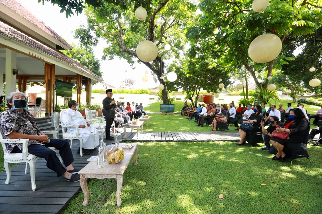 Bupati Banyuwangi Abdullah Azwar Anas bertemu dengan tokoh lintas agama di Pendopo Saba Swagata Blambangan (foto:istimewa)