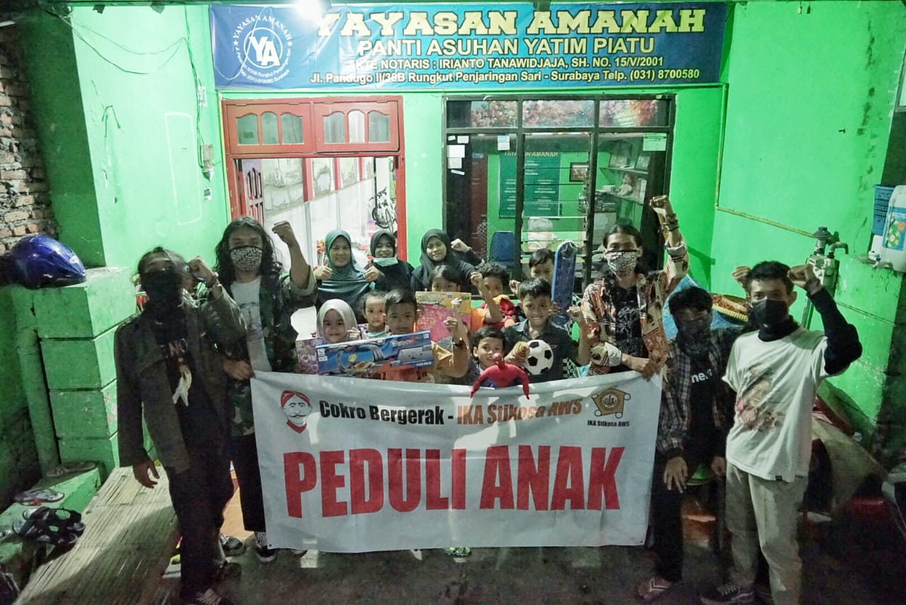 Berbagi mainan untuk anak-anak Surabaya. (Foto: Dok. Komunitas Cokro Bergerak dan IKA Stikosa AWS)