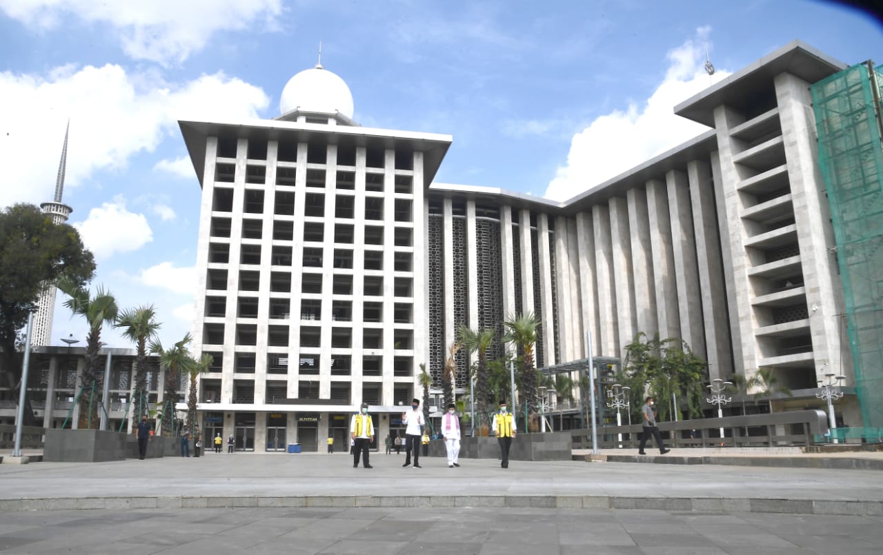 Presiden Joko Widodo (Jokowi) meninjau kesiapan Masjid Istiqlal, Jakarta, untuk dibuka kembali pada awal Juli 2020. (Foto: Dok. Setpres)