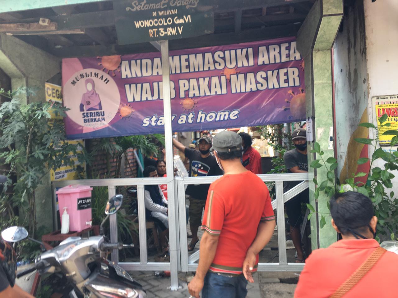 Penutupan salah satu Gang di Rt.03/5 Wonocolo dalam penerapak Kampung Wani Jogo Suroboyo (Ni'am Kurniawan/Ngopibareng.id)