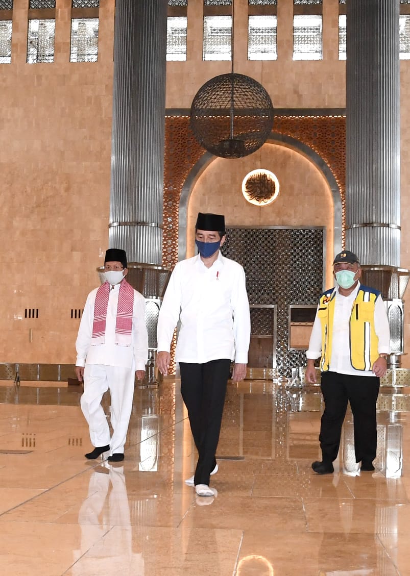 Presiden Jokowi berkeliling Masjid Istiqlal didampingi Imam Besar Masjid Istiqlal Nasaruddin Umar (kiri) dan Menteri Pekerjaan Umum dan Perumahan Rakyat (PUPR) Basuki Hadimuljono. (Foto: Dok. Setpres)