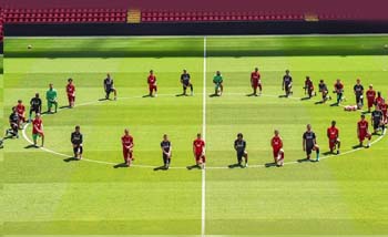 Sebanyak 29 pemain Liverpool melakukan aksi berlutut di lingkaran tengah Stadion Alfield hari Senin kemarin, sebelum latihan untuk menghormati kematian George Floyd. (Foto:Liverpool) 