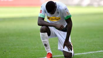 Marcus Thuram, pemain Borussia Monchengladbach berlutut setelah merayakan golnya, dalam pertandingan tanpa penonon di Liga Jerman, Minggu lalu. (Foto:Rauters)
