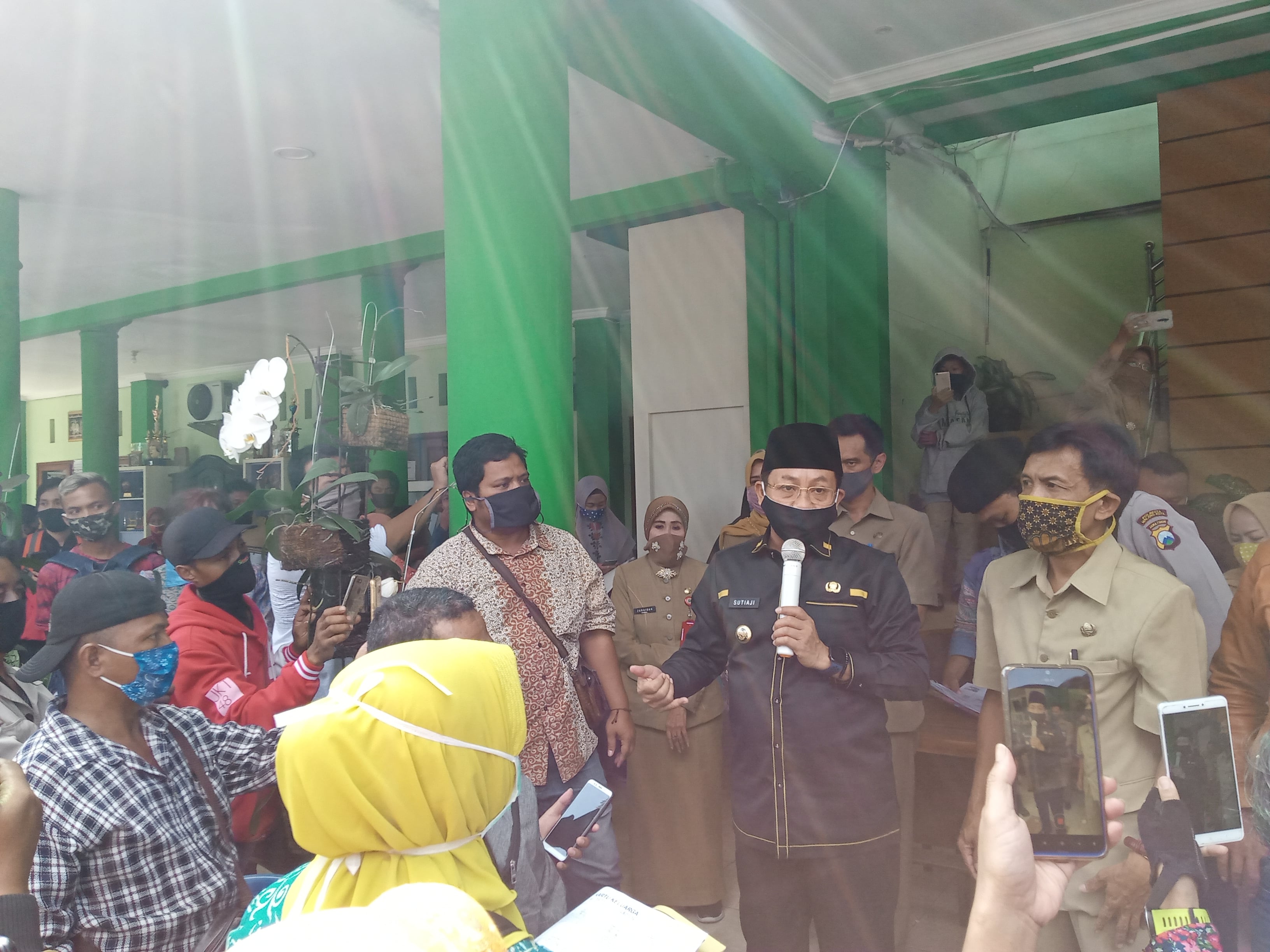 Wali Kota Malang, Sutiaji saat memberikan penyampaian terkait server PPDB online yang error di Kantor Dikbud, Kota Malang (Foto: Lalu Theo/ngopibareng.id)