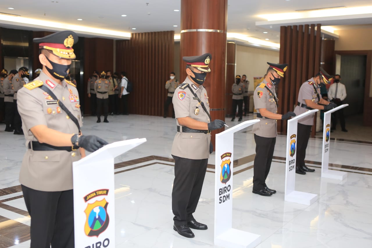 Pejabat baru dan lama mengikuti prosesi serah terima jabatan di Mapolda Jatim, Surabaya, Selasa 2 Juni 2020. 