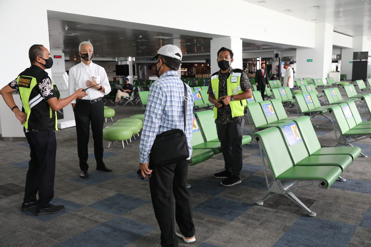 Gubernur Jawa Tengah Ganjar Pranowo saat sidak di Bandara Ahmad Yani Semarang. (Foto: Ist/Ngopibareng.id)