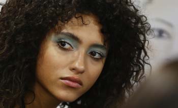 Imaan Hammam, model Belanda berdarah Maroko-Mesir, ikut aksi di Amsterdam. (Foto:Reuters)