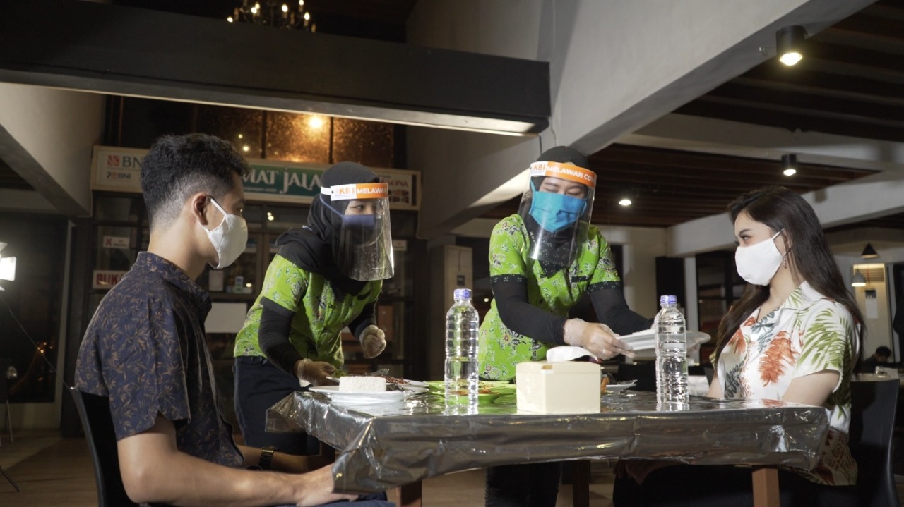 Simulasi penerapan new normal di kafe, restoran, rumah makan di Banyuwangi (foto:istimewa)