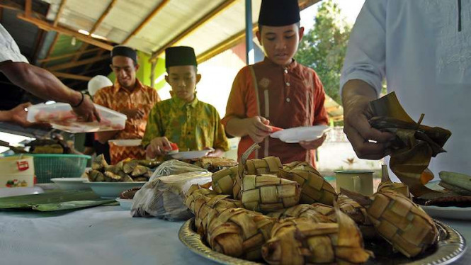 Para santri menikmati ketupat lebaran. (Foto: istimewa)