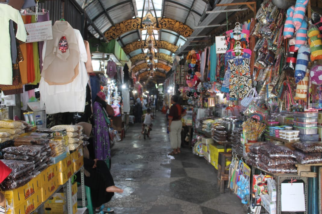 Kawasan pedagang oleh-oleh haji di lorong jalan menuju ke Masjid Ampel, Surabaya. Sudah dua bulan ditinggakan peziarah. (Foto:AsmaNU/Ngopibareng.id)