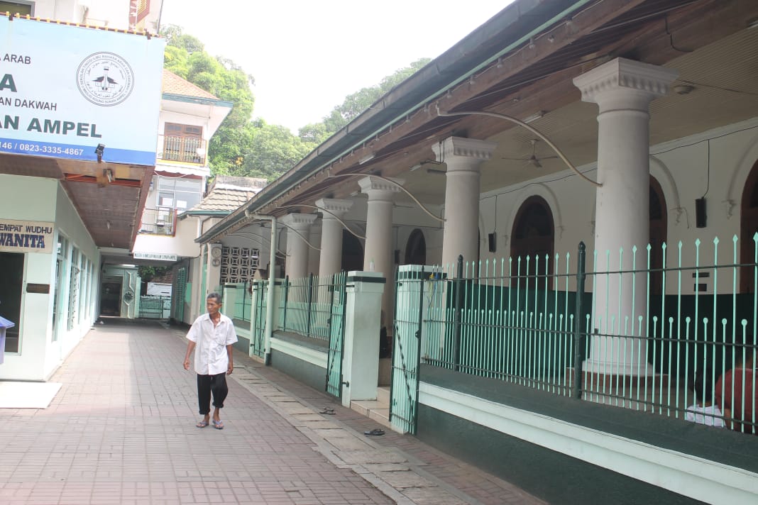 Jalan menuju makam Sunan Ampel yang masih ditutup di Kompleks Masjid Agung Sunan Ampel Surabaya (Foto: AsmaNU/Ngopibareng.id). 
