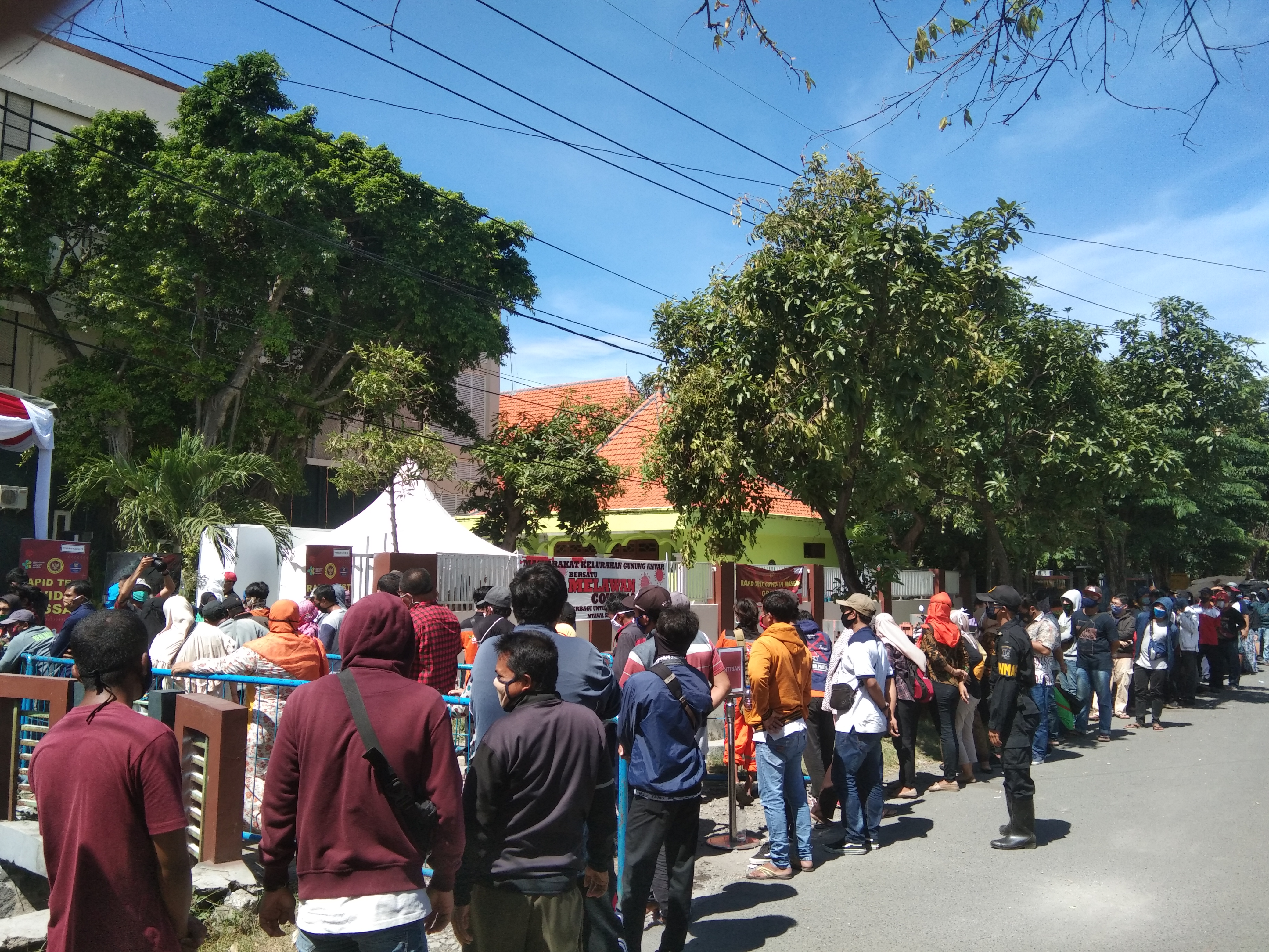 Antrean panjang peserta rapid test massal di Kantor Kecamatan Gunung Anyar Surabaya Jalan Gunung Anyar Timur. (Foto: Ni'am Kurniawan/Ngopibareng.id)