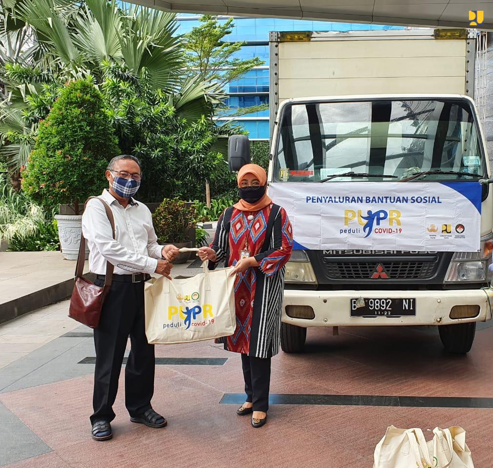 Kementerian PUPR salurkan sembako kepada PWI. (Foto: Kementerian PUPR)