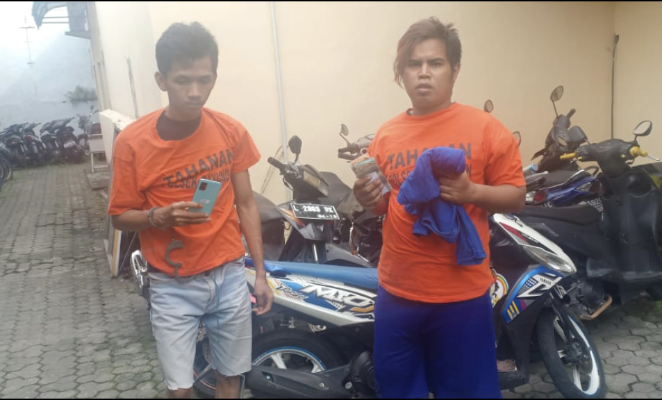 Kedua pelaku perampasan diamankan bersama barang bukti (Foto: Dok Polsek Gayungsari)