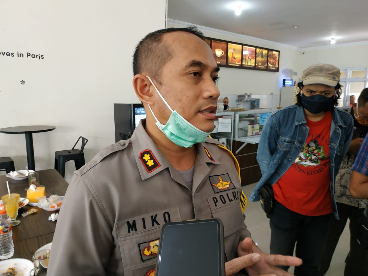 Kapolres Kediri Kota AKBP Miko Indrayana saat memberikan keterangan pers. (Foto: Fendhy/Ngopibareng.id)