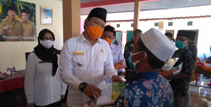 Bupati Pasuruan menyerahkan bantuan benih kepada petani. (Foto: Dok Humas)