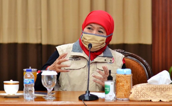 Gubernur Jawa Timur Khofifah Indar Parawansa, saat melakukan konferensi pers di Gedung Negara Grahadi. (Foto: Alief Sambogo/Ngopibareng.id)