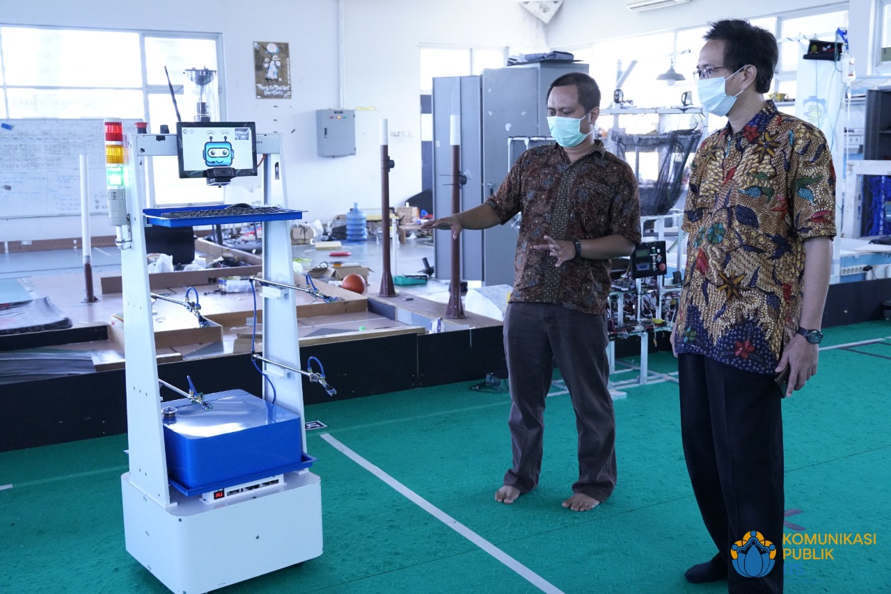 Rektor ITS Prof Dr Ir Mochamad Ashari MEng saat meninjau robot raisa versi terbaru. (Foto: istimewa)