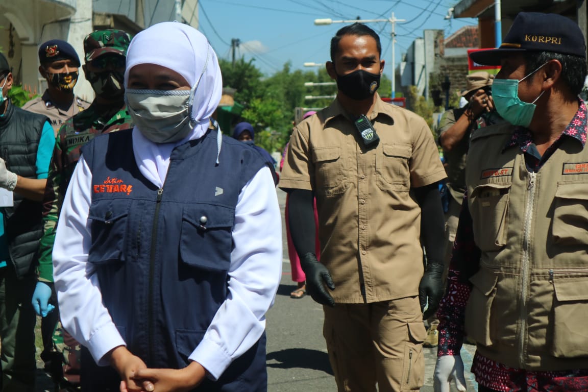 Gubernur Jawa Timur Khofifah Indar Parawansa saat mengunjungi Kampung Tangguh Desa Petiken. (Foto: istimewa)